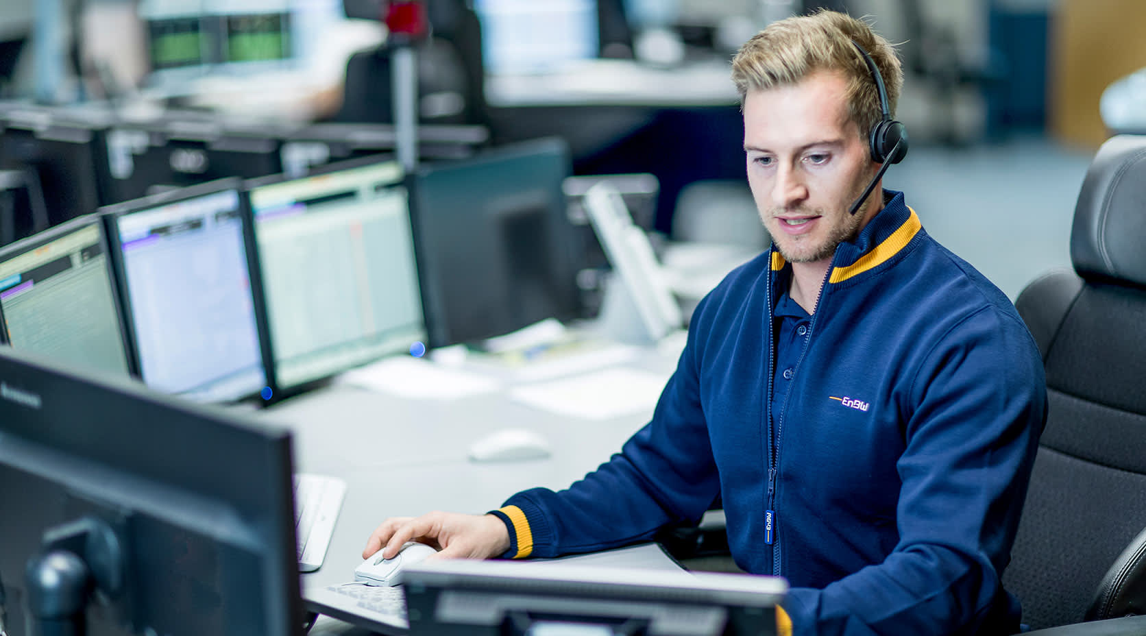 EnBW-Mitarbeiter in der zentralen Leitwarte