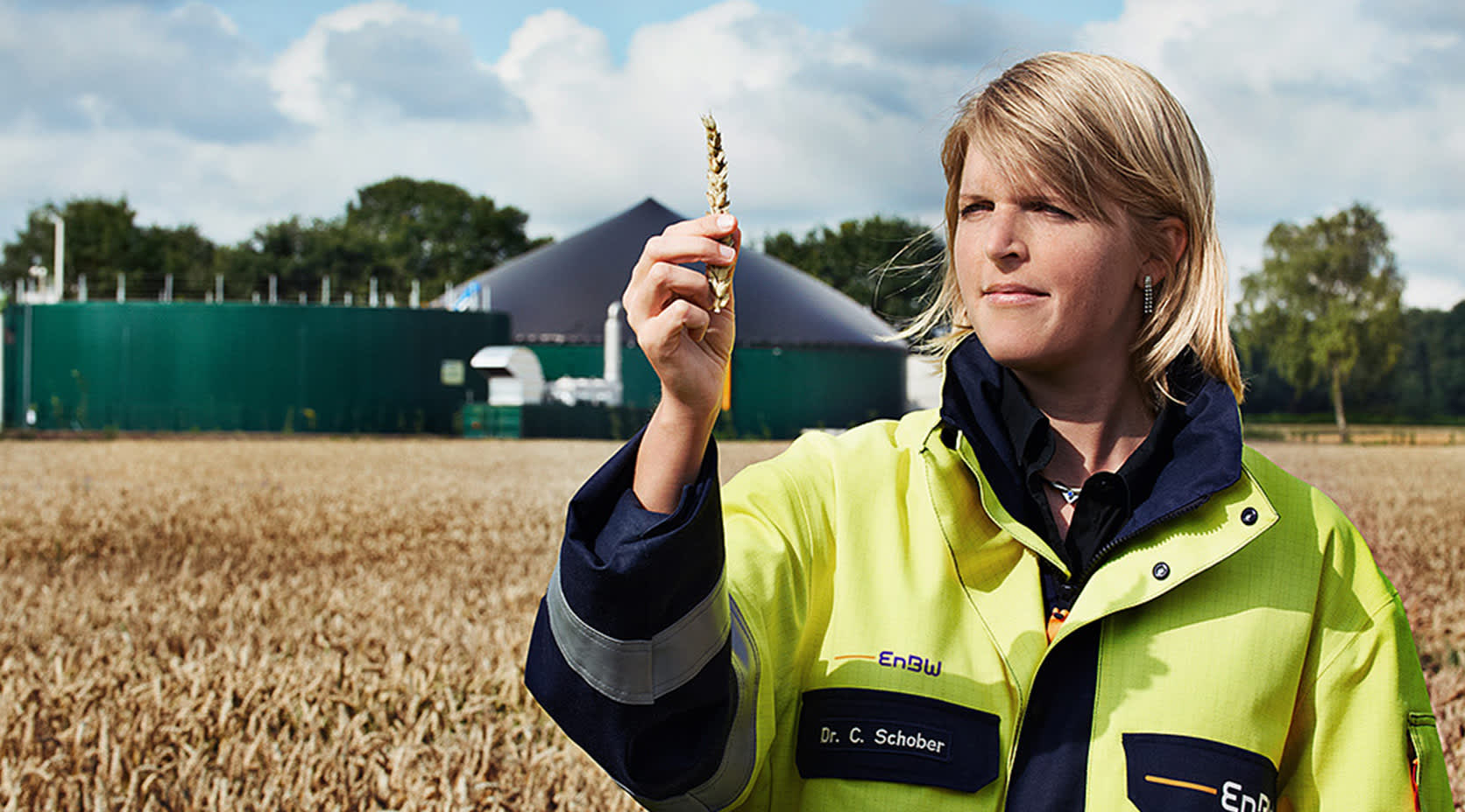 EnBW-Mitarbeiterin vor Biogasanlage