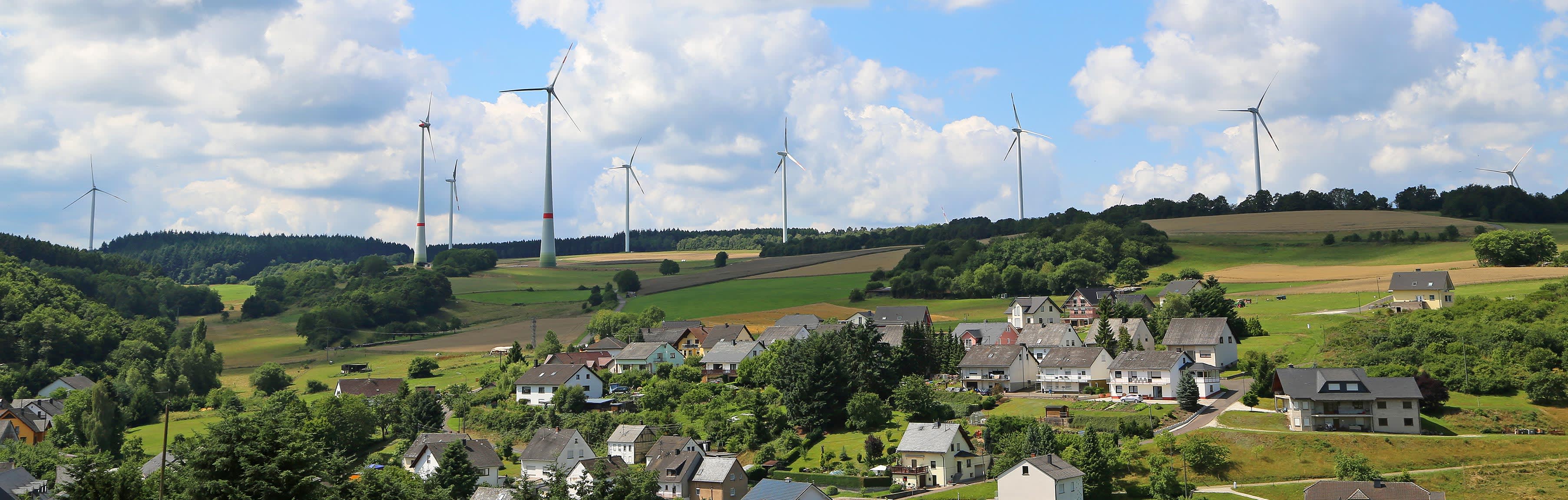 Windpark in der Nähe einer Kleinstadt