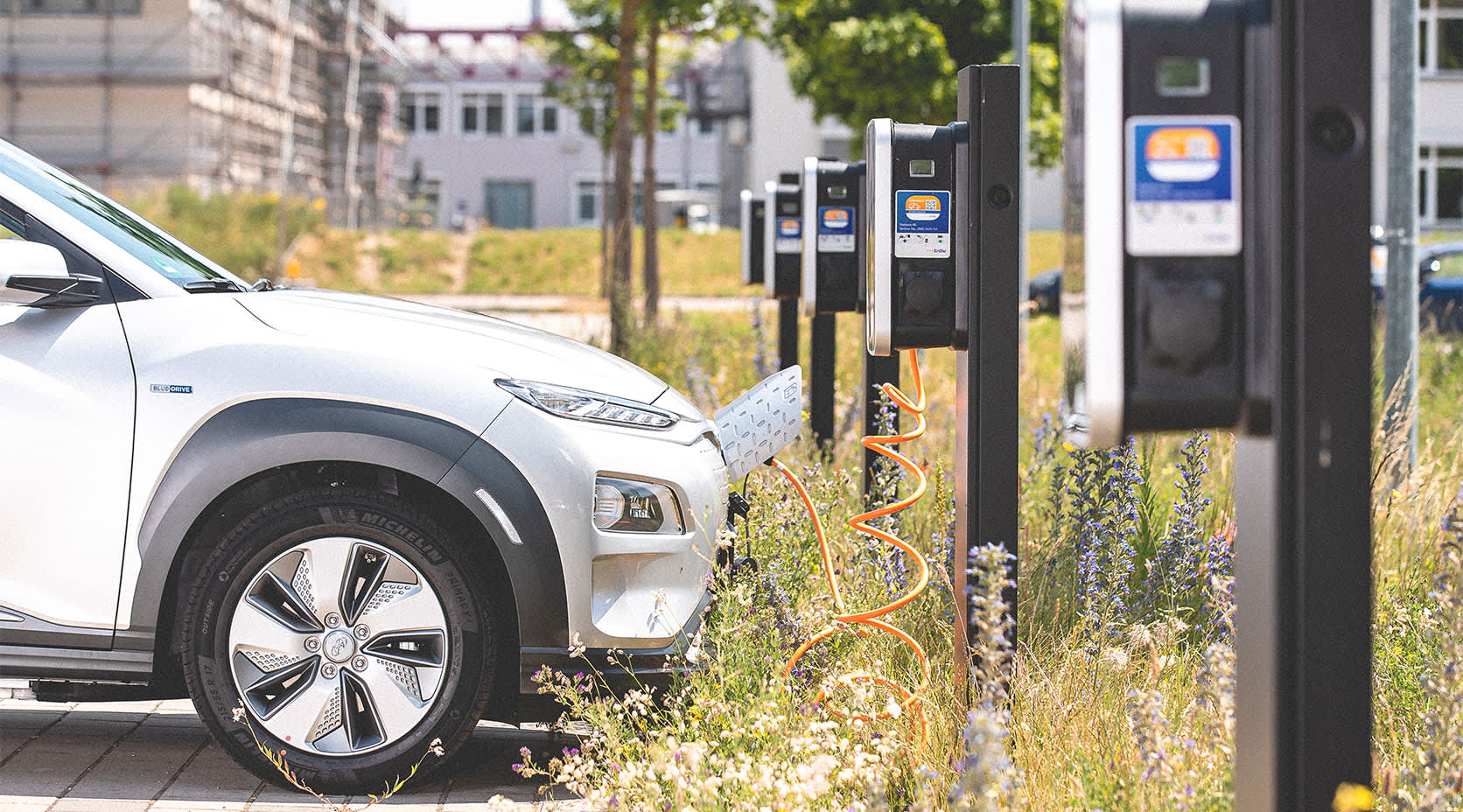 E-Auto lädt an der EnBW Ladesäule ABL eMH3