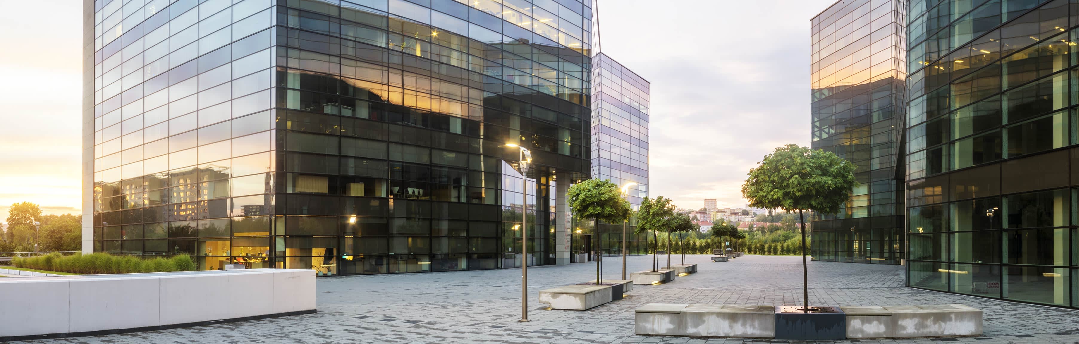 Moderne Bürogebäude in der abendlichen Dämmerung