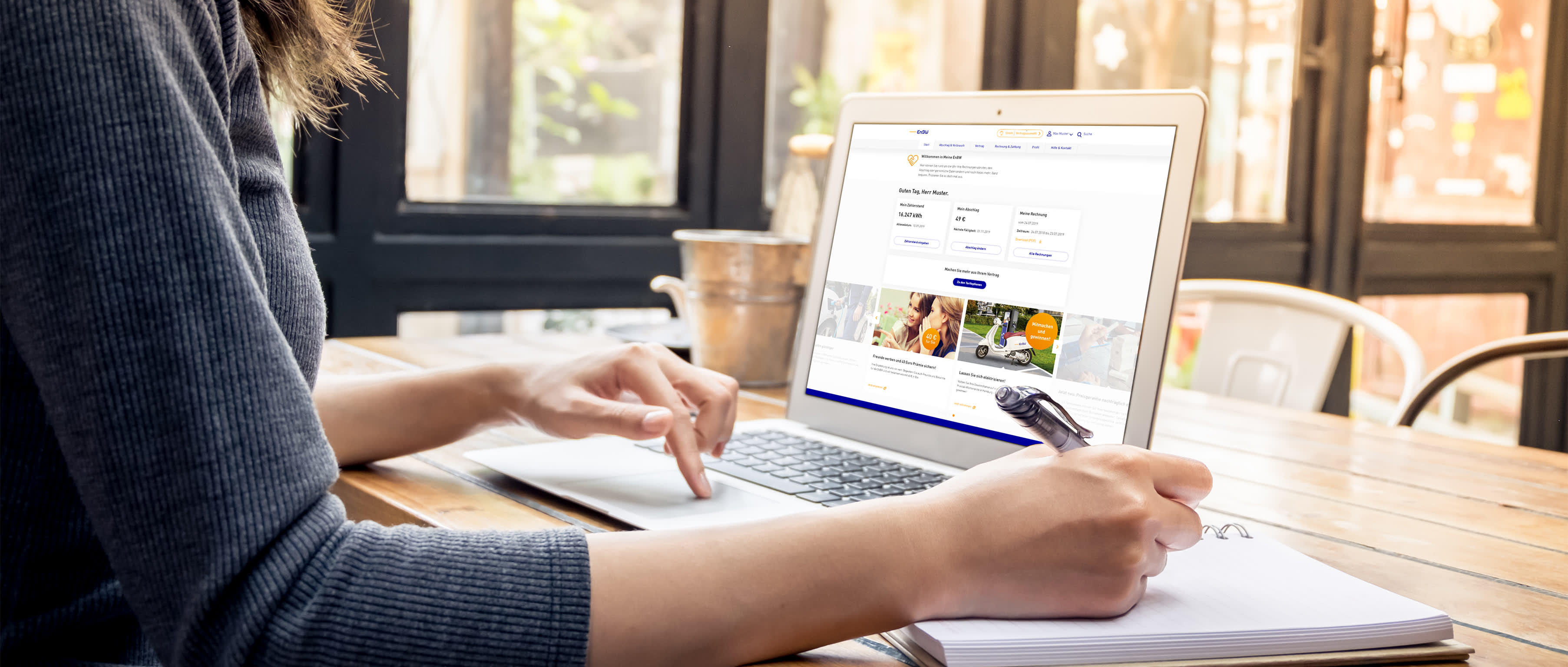 Frau ruft Meine EnBW Portal auf ihrem Laptop auf