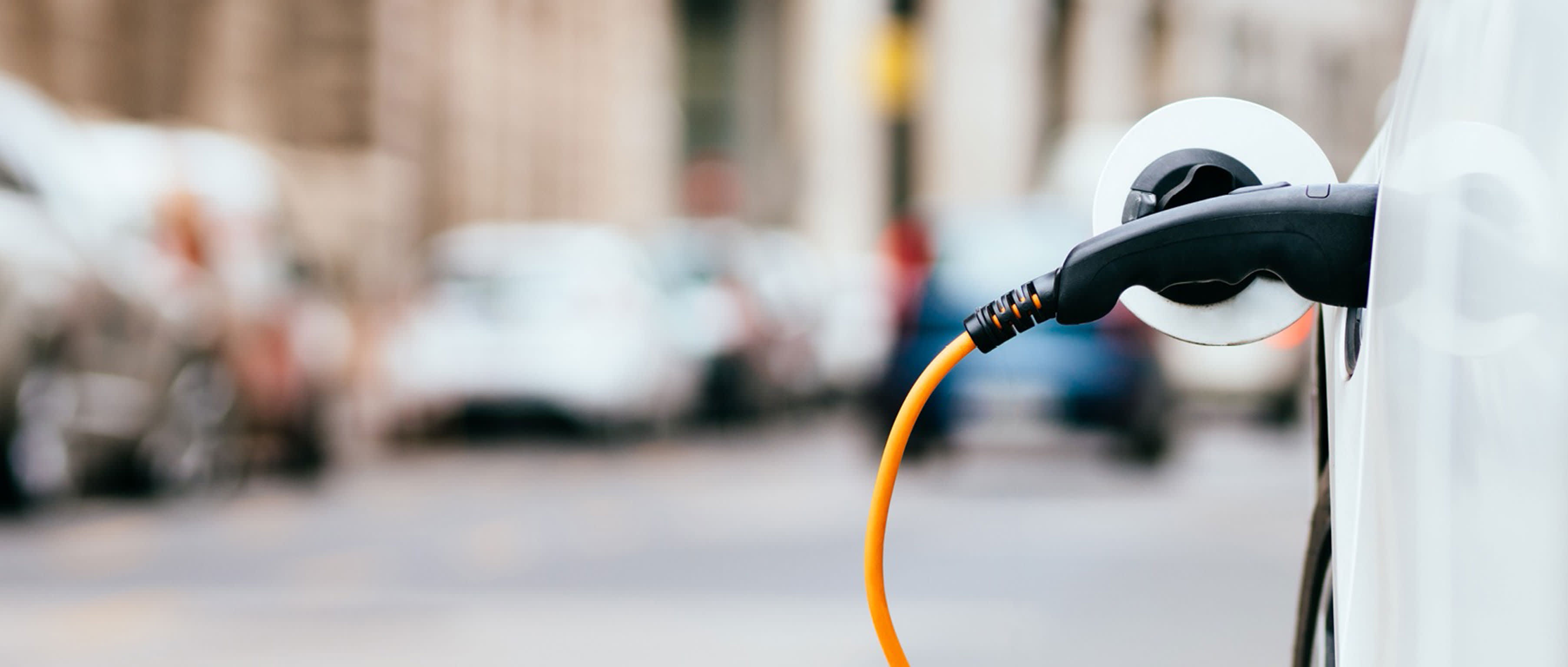 E-Auto wird an einer Ladestation geladen