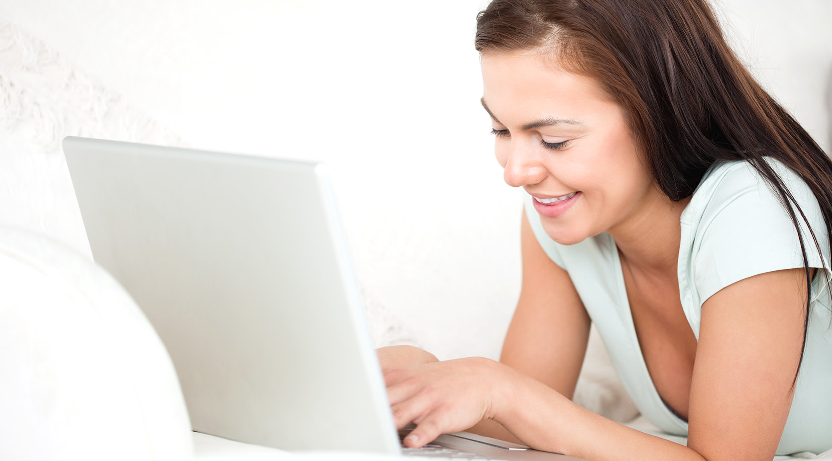 Junge Frau meldet am Laptop Strom an