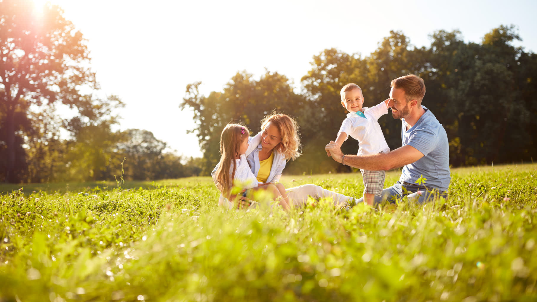 Familie mit zwei Kindern erfreut sich an der Umwelt