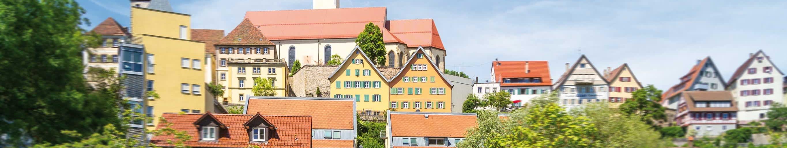 Frontansicht von einem Dorf mit einem Kirchenturm