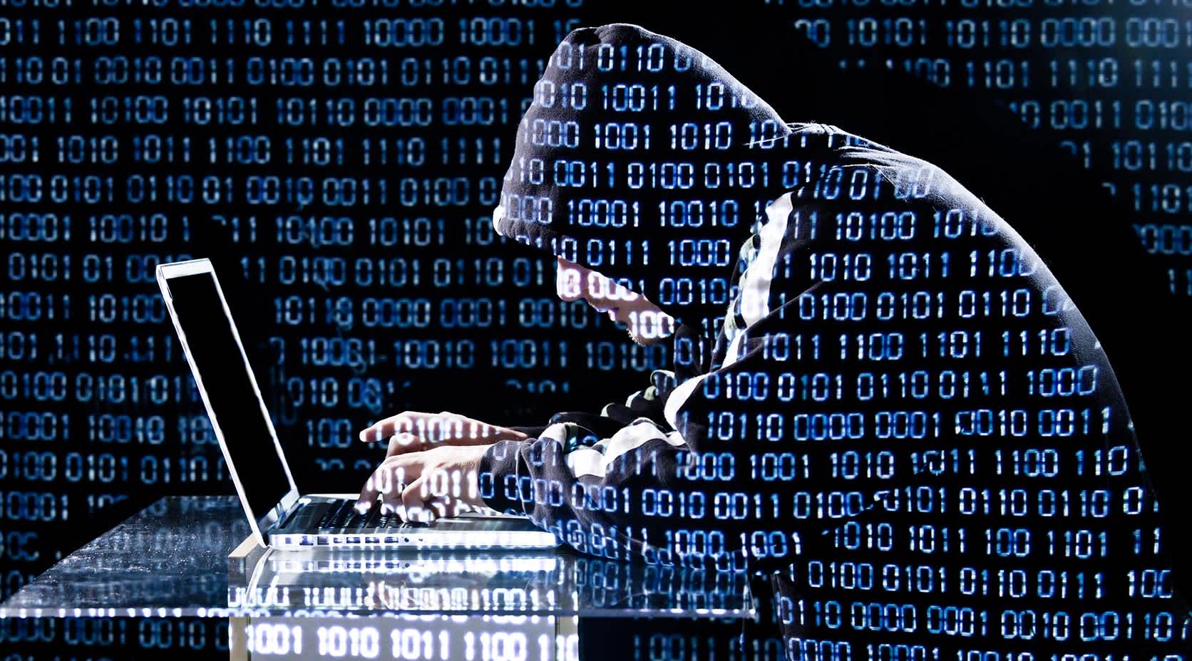 Hacker sitzt vor Laptop