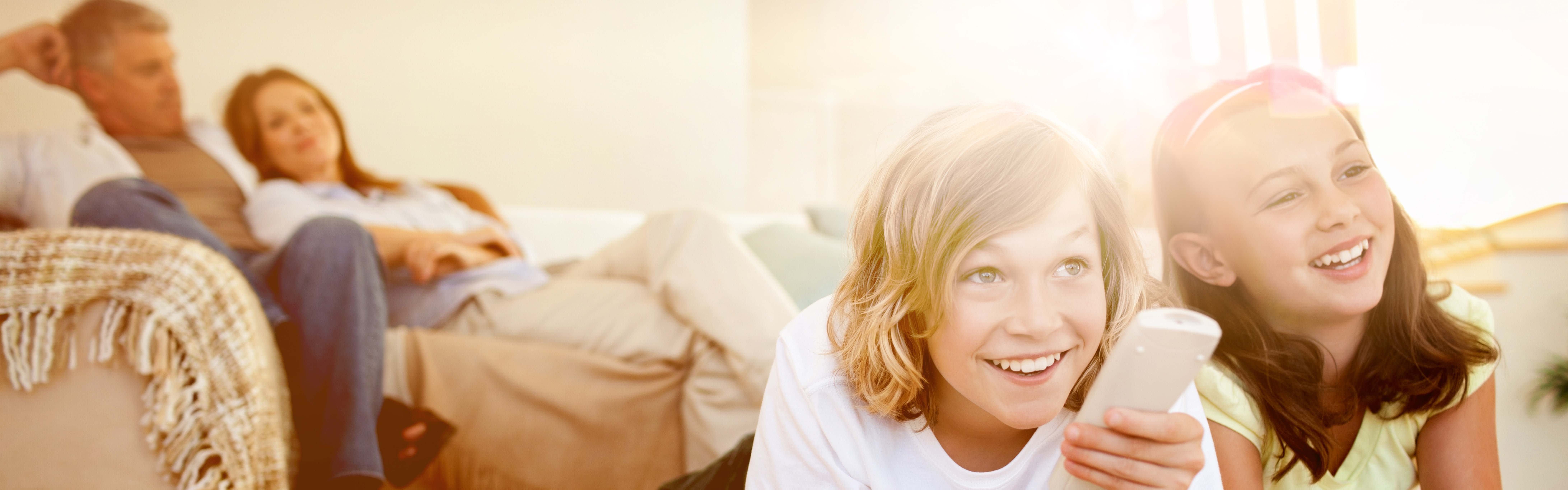 Mädchen und Junge mit Fernbedienung