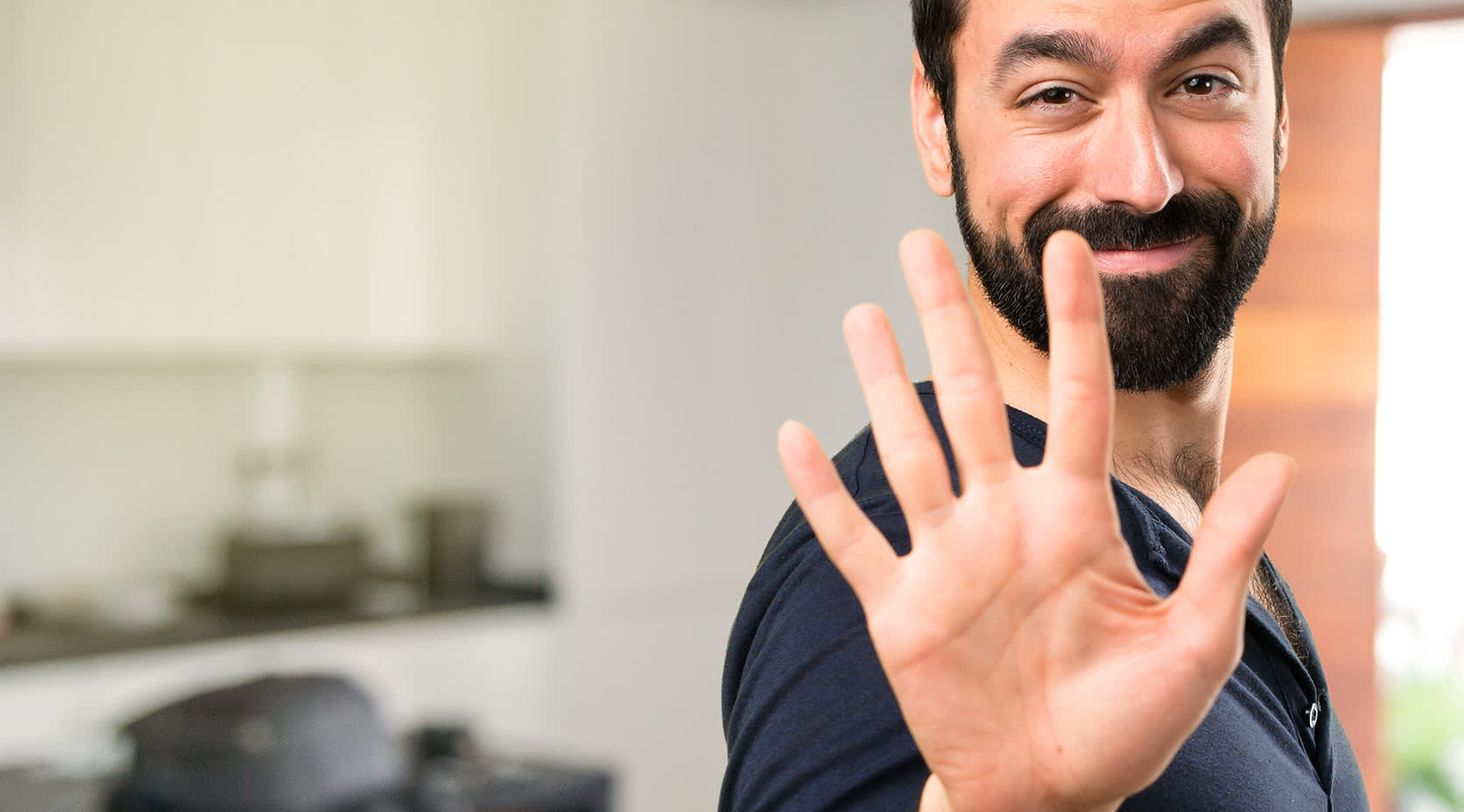 Mann zeigt 5 Finger für 5 gute Gründe für die EnBW