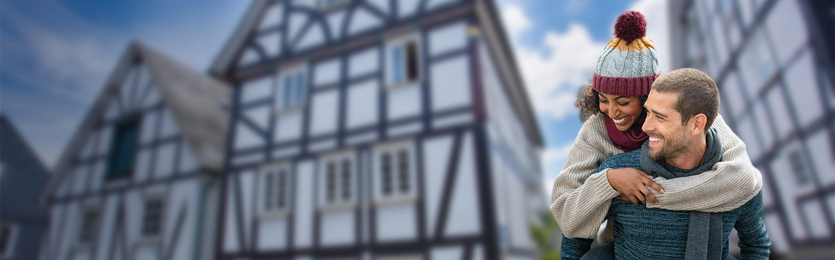 Glückliches Pärchen vor Häusern