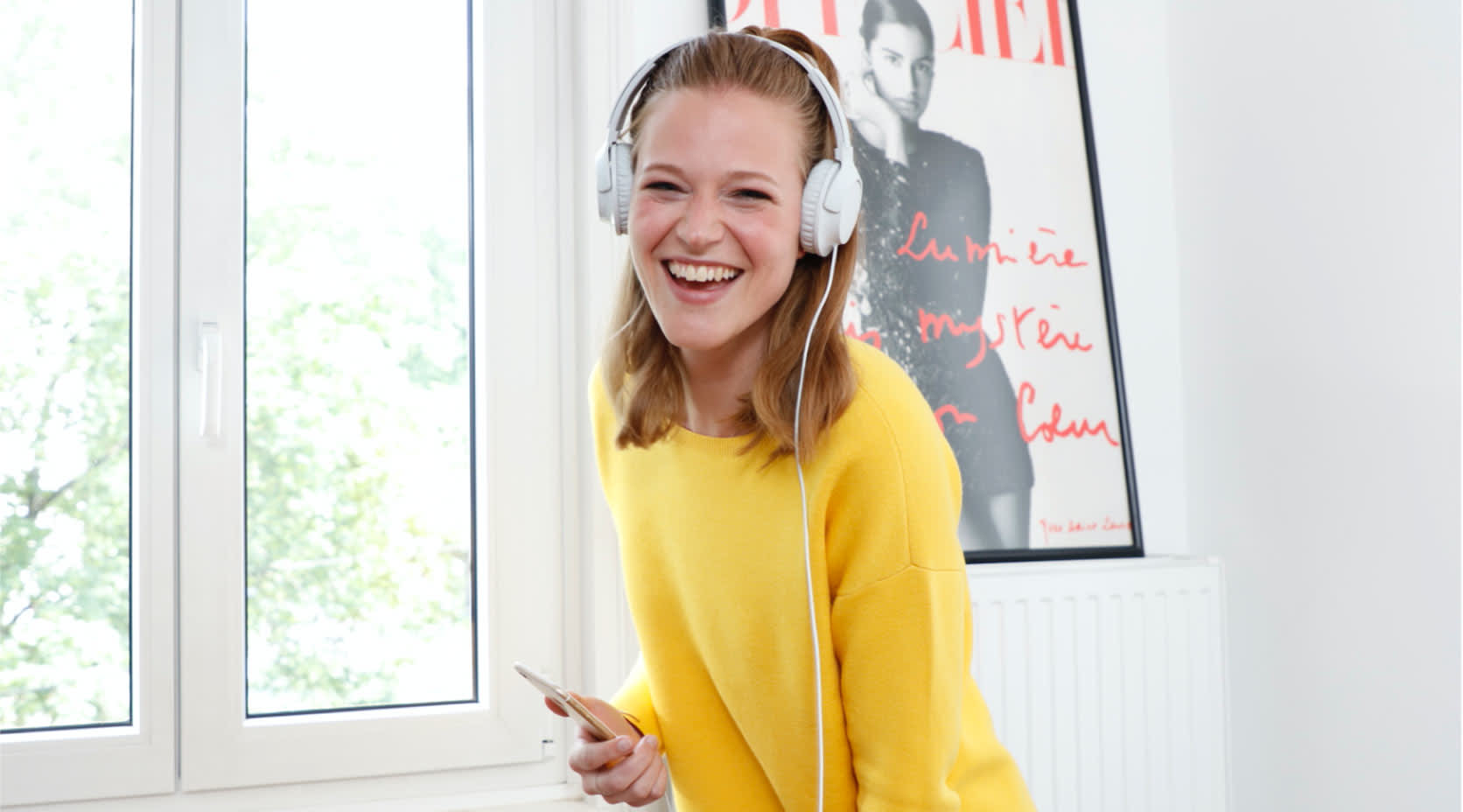 Frau hört Musik auf ihrem Smartphone