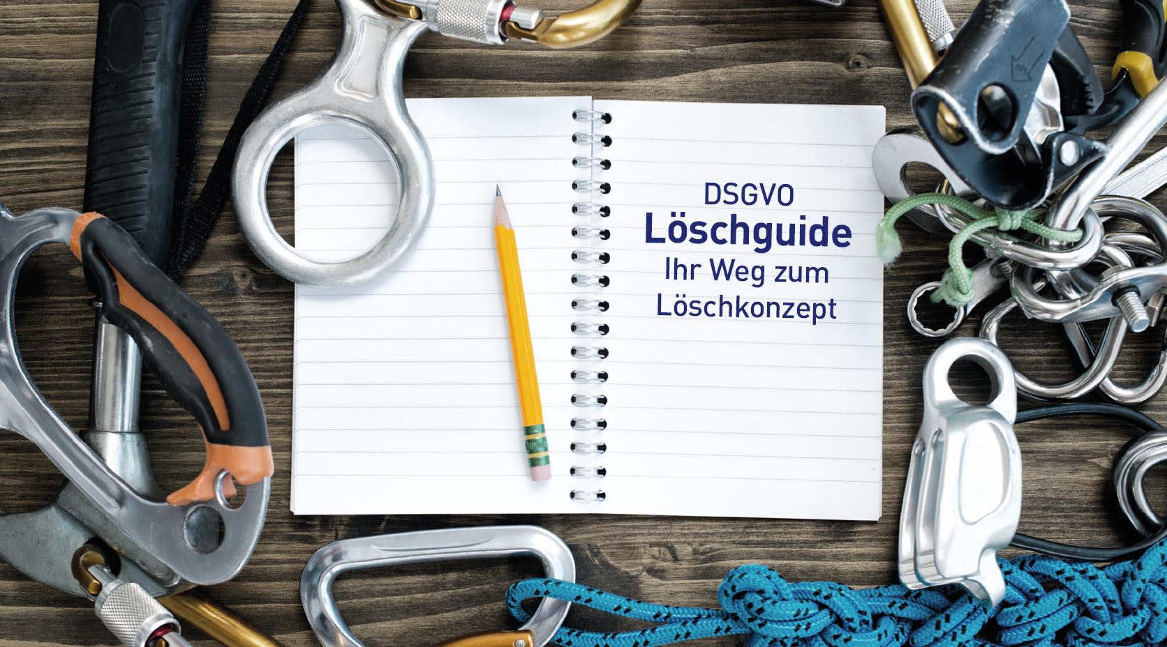 Offenes Notizbuch und Expeditionsausrüstung