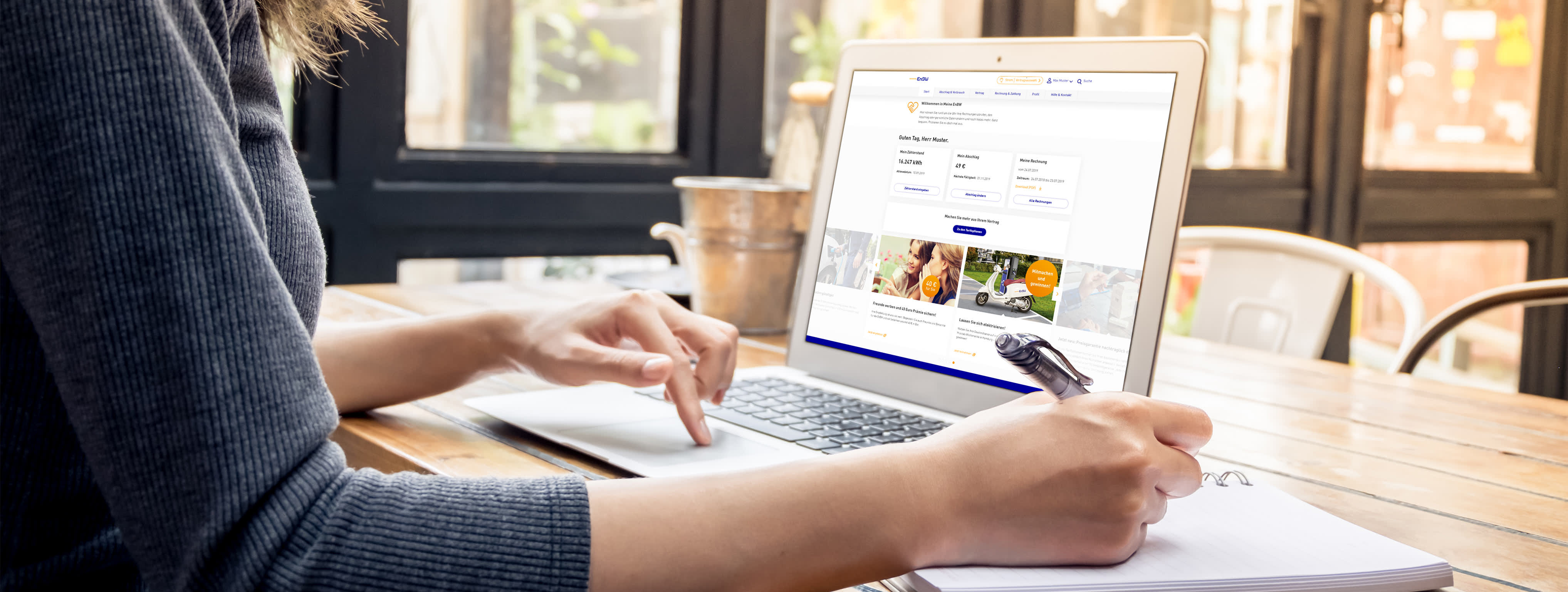 Frau ruft Meine EnBW Portal auf ihrem Laptop auf