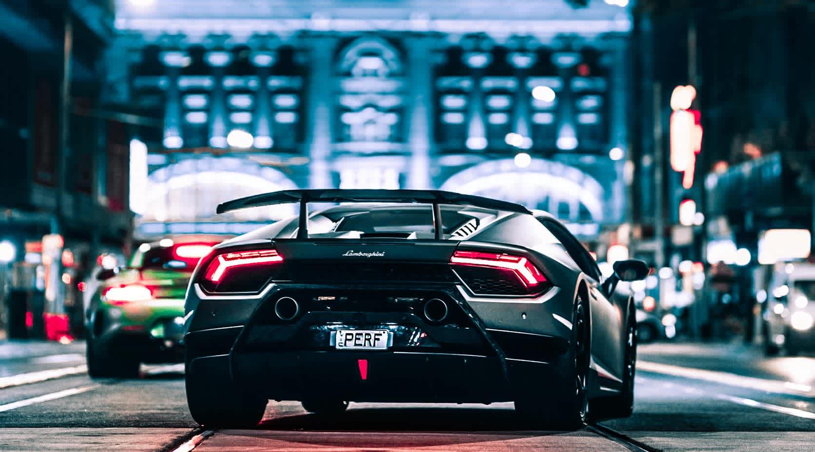 Lamborgini führt bei Nacht durch Innenstadt (Quelle: https://www.pexels.com/de-de/foto/licht-stadt-strasse-verkehr-4119601/)