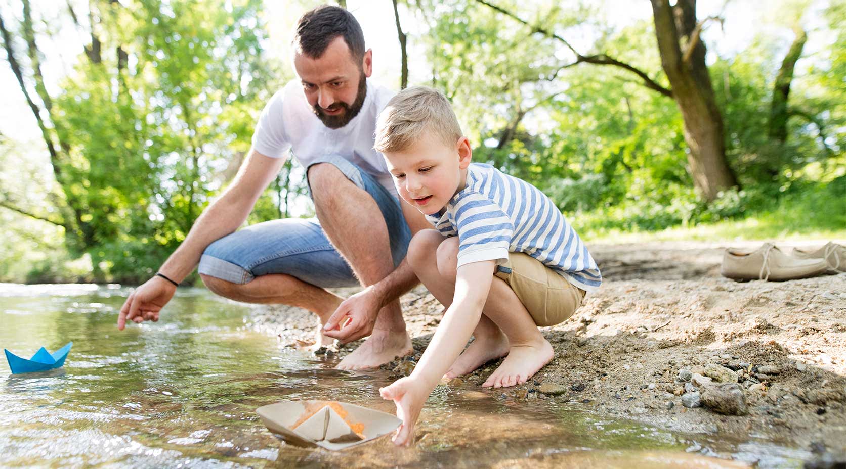 Vater spielt mit Jungen im Wasser