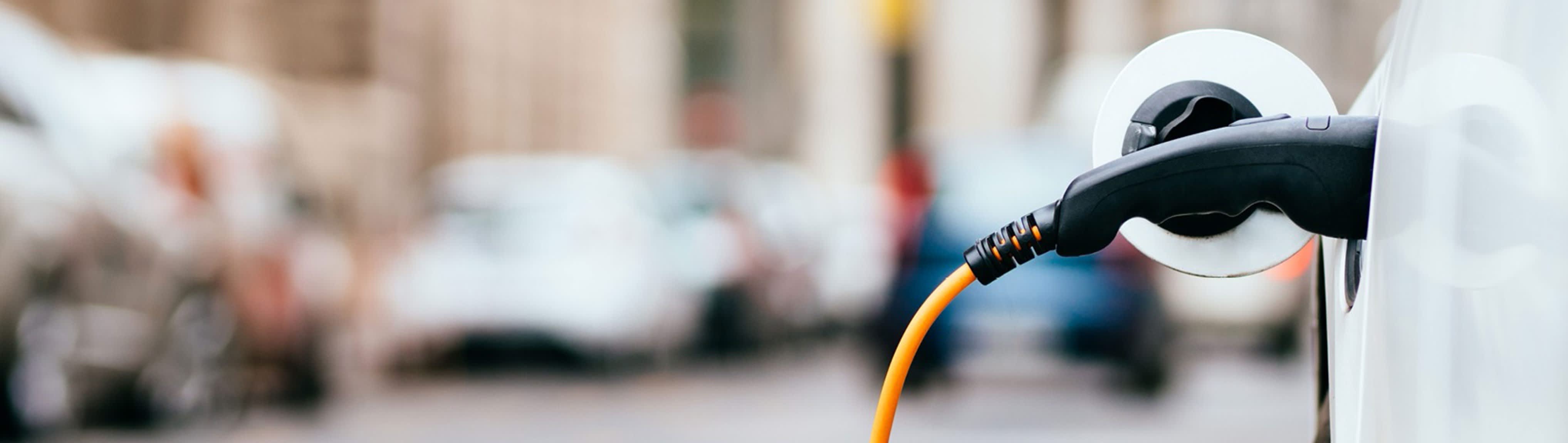 E-Auto wird an einer Ladestation geladen