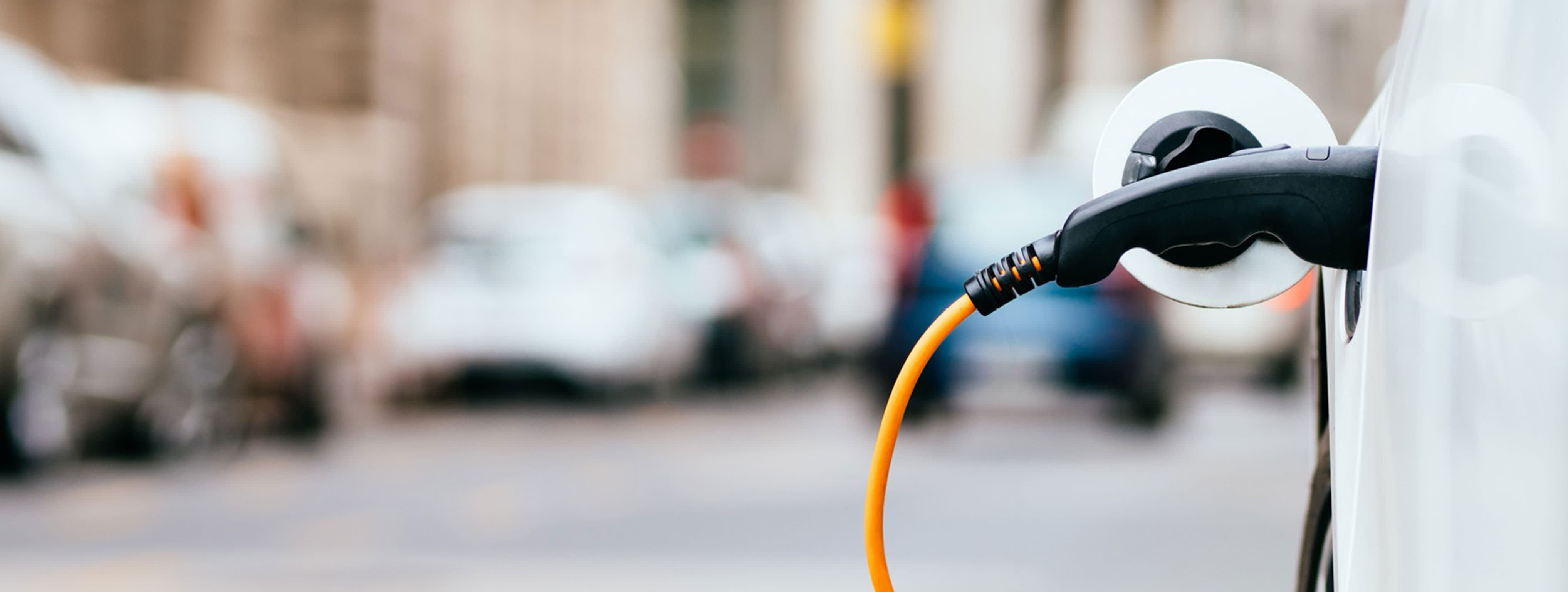 E-Auto wird an einer Ladestation geladen