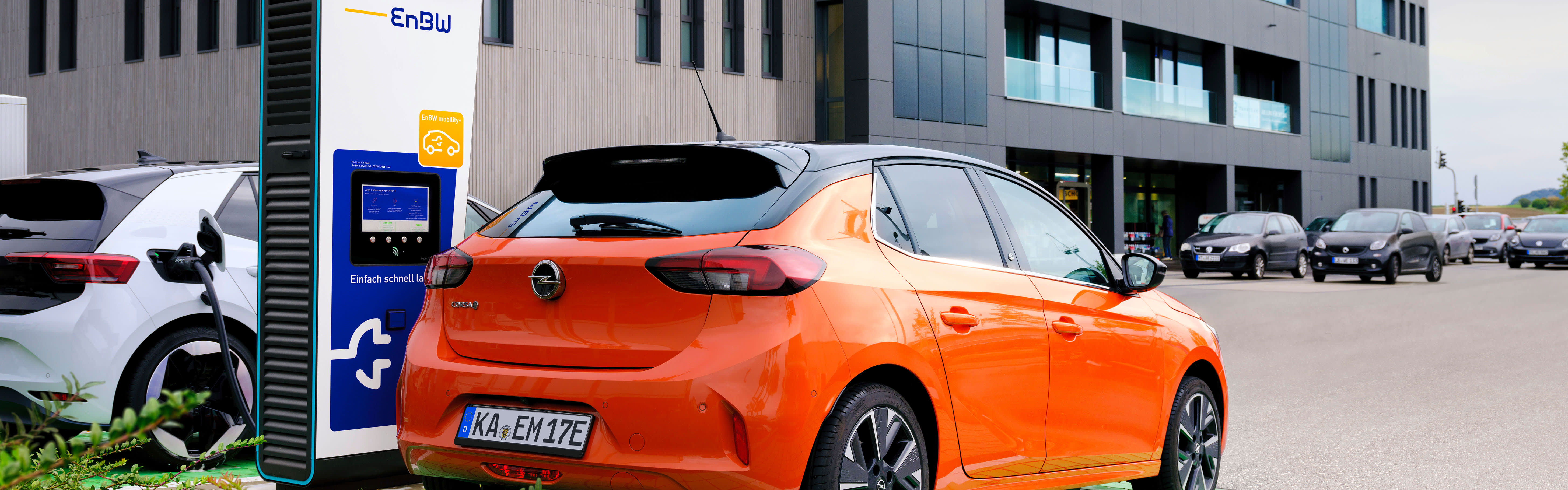 Opel Corsa E lädt an einer DC-Ladestation der EnBW