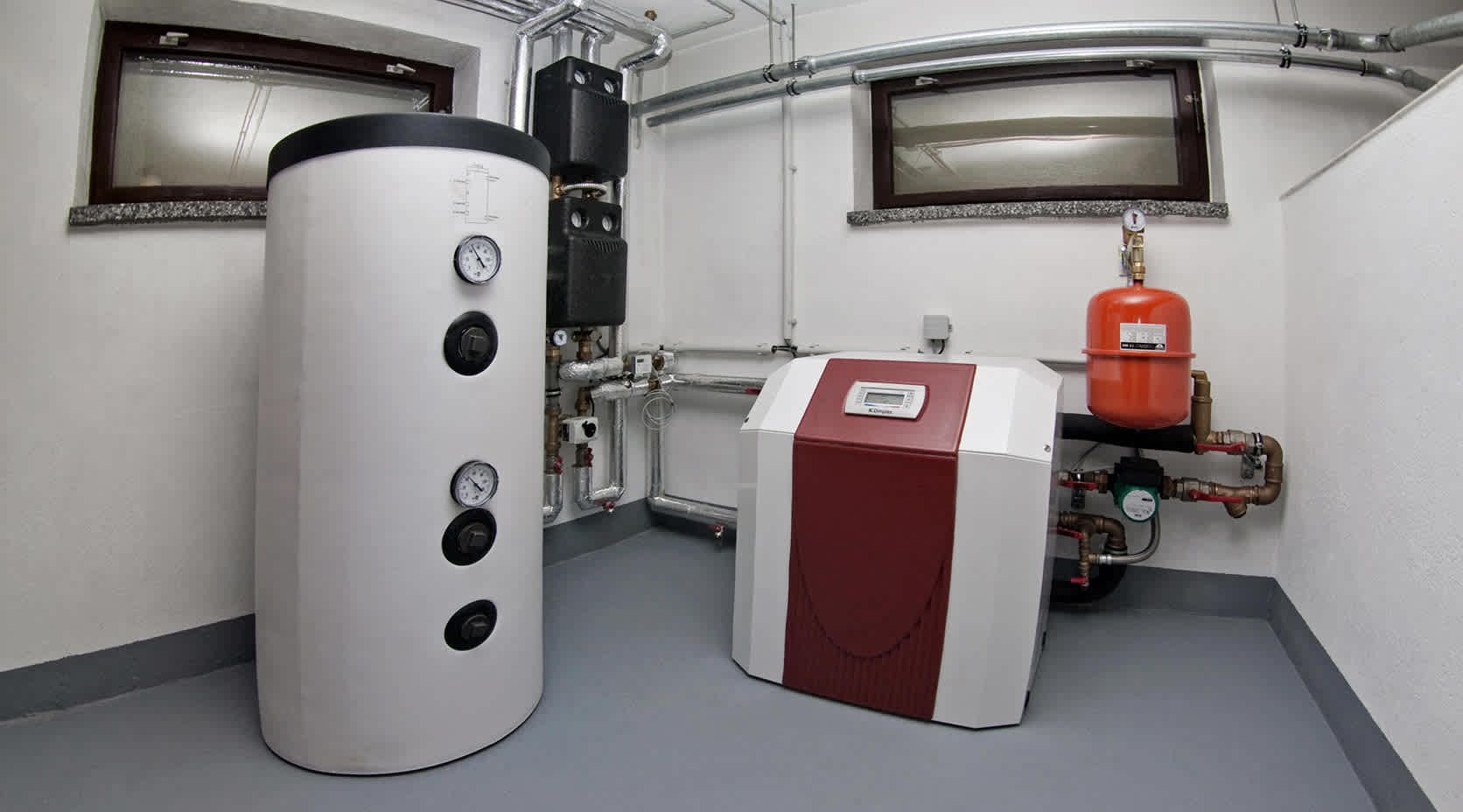 Heizungskeller mit installierter Wärmepumpenheizung und Pufferspeicher