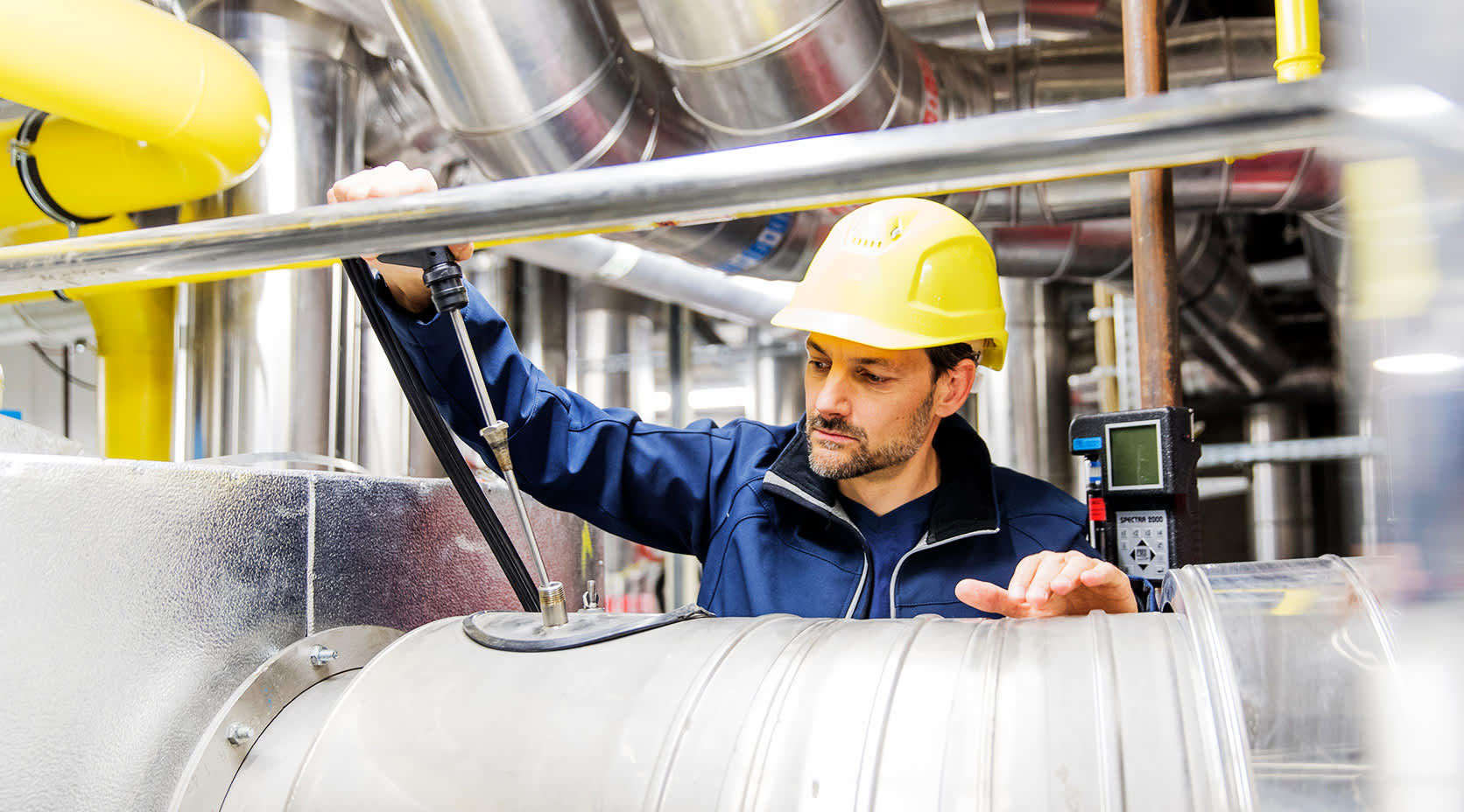 EnBW-Mitarbeiter optimiert Energieeffizienz einer bestehenden Anlage