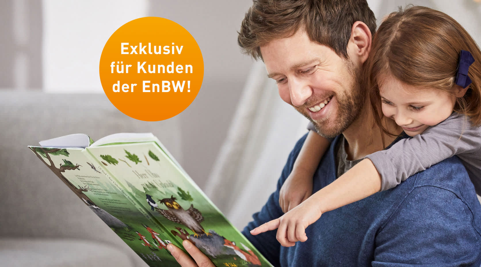 Vater und Tochter lesen ein Buch