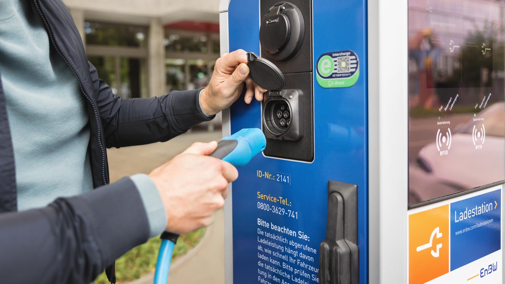 Laden mit Ladekabel an EnBW-Ladestation