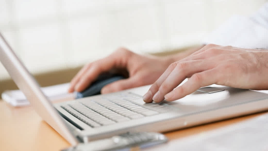 Hand auf Laptop-Tastatur