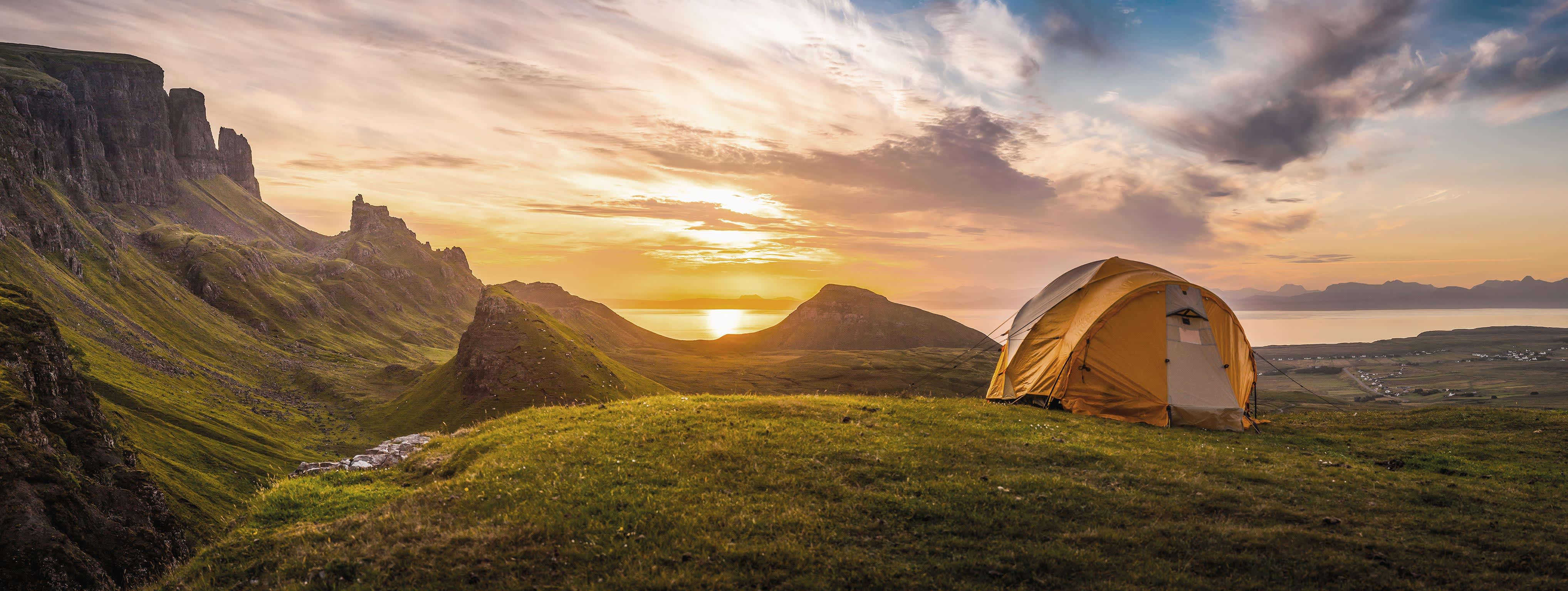 Zelt bei Sonnenuntergang vor Berglandschaft