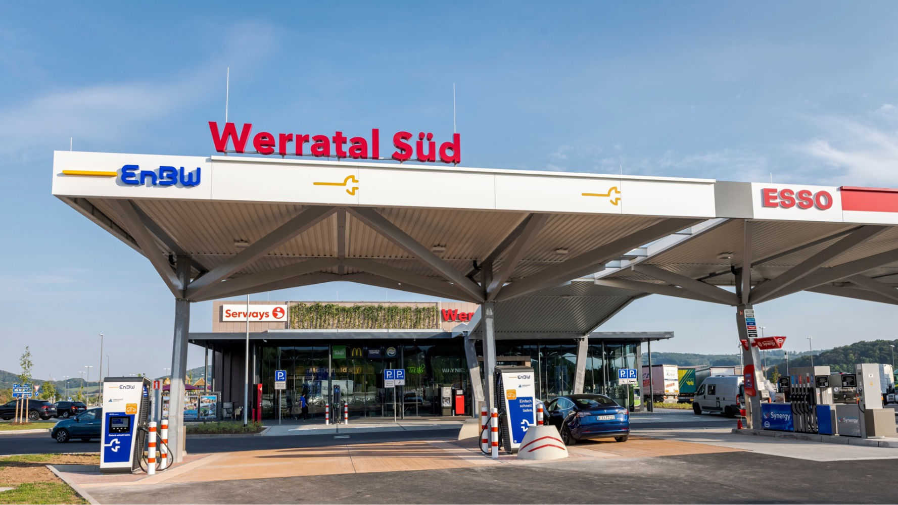 Schnellladeinfrastruktur bei Tank & Rast