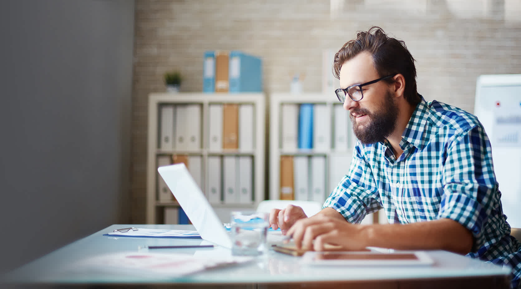 Mann schaut auf Laptop FAQ zum EnBW mobility+ Deal