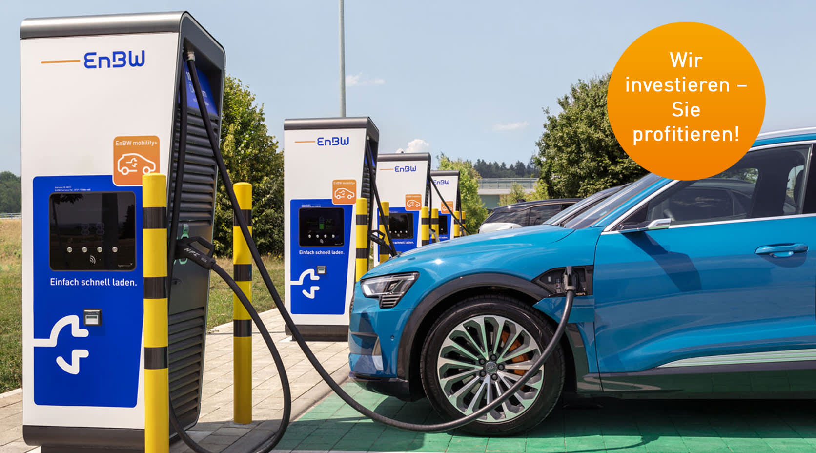 Paar am Parkplatz mit Ladestationen der EnBW