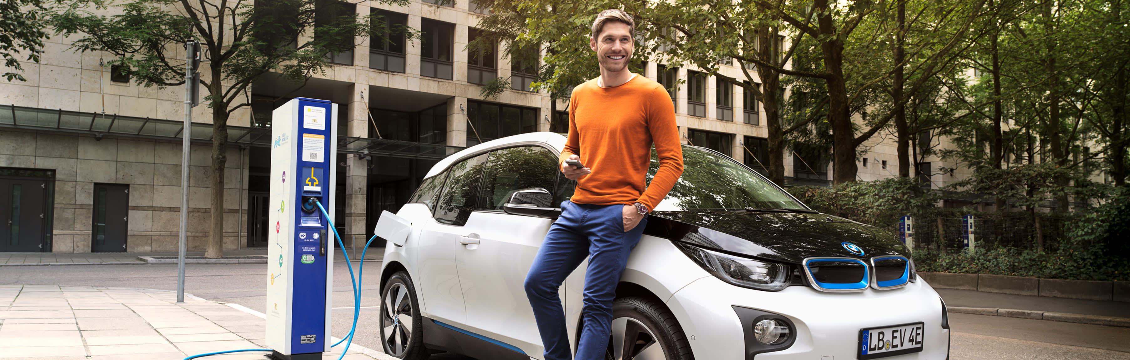 Elektromobilität: Mann lädt sein E-Auto an einer Ladestation.
