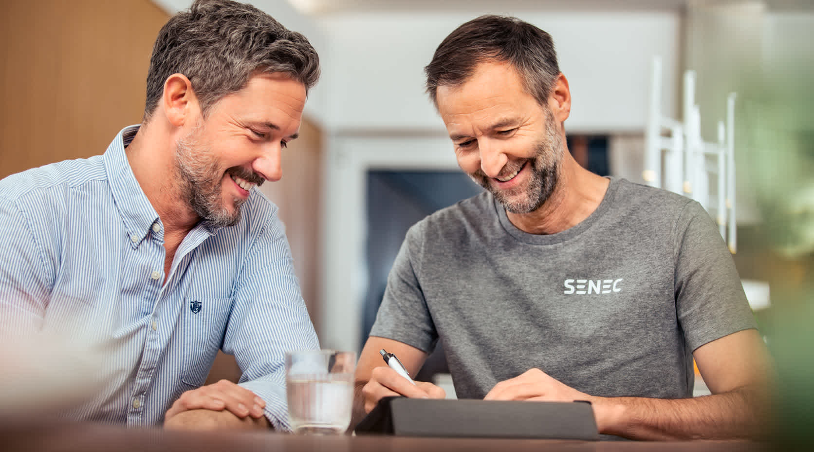 SENEC-Mitarbeiter berät EnBW Solar+ Kunden in Bezug auf die Wirtschaftlichkeit