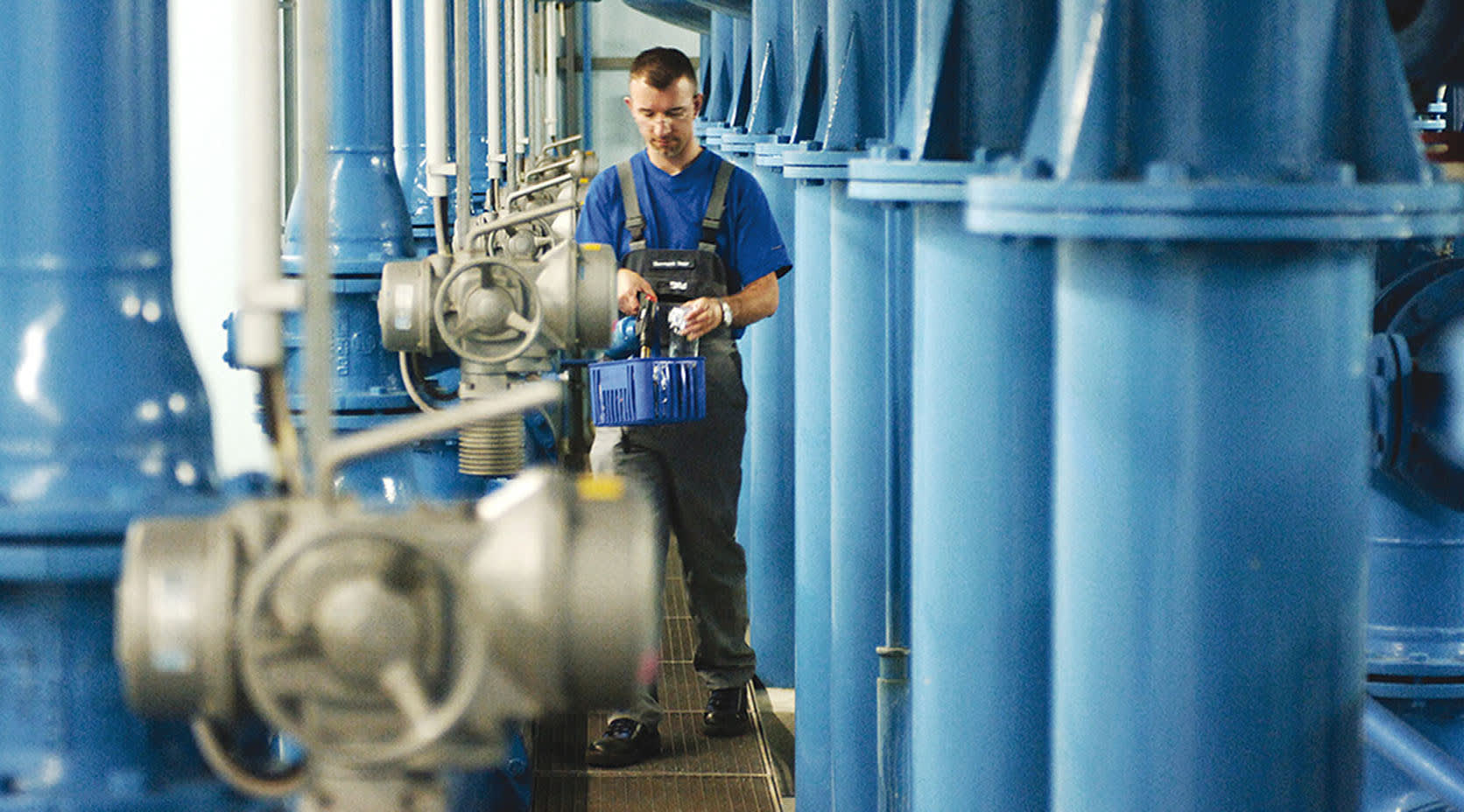 Mann in Wasserwerk