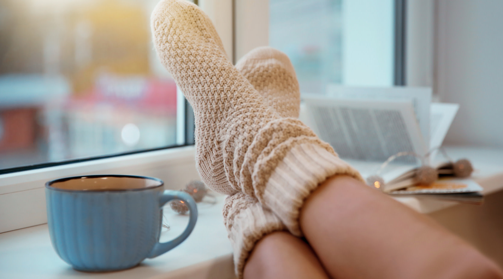 Frau mit Wollsocken entspannt dank EnBW Service