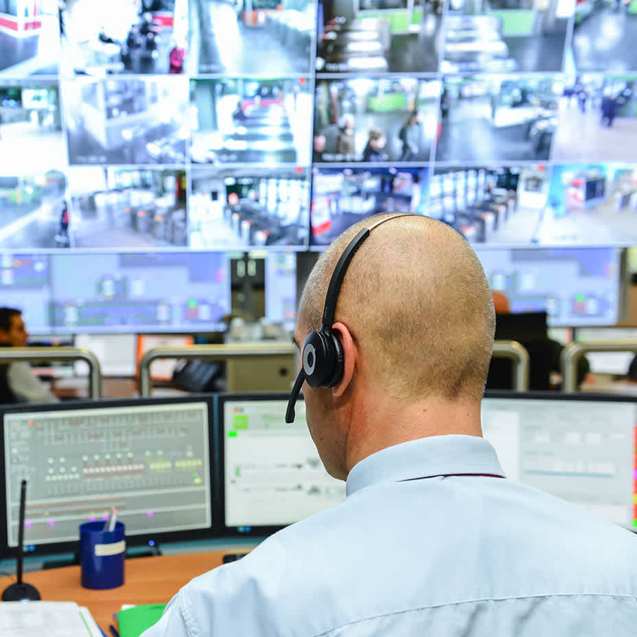 Mitarbeiter der EnBW Alarmempfangsstelle überwacht ein Objekt