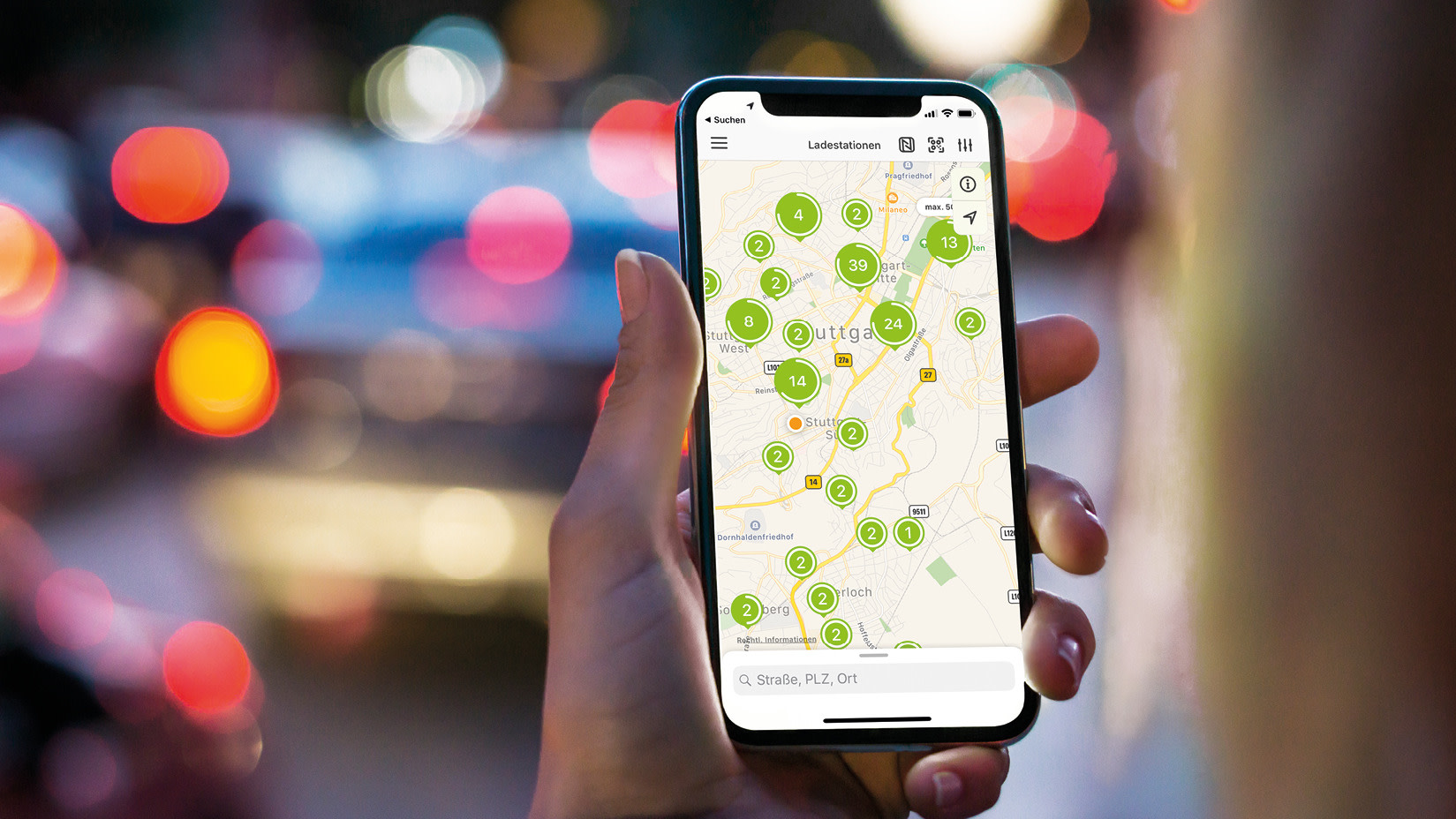 Frau schaut auf Smartphone in EnBW mobilityplus App nach der nächsten Ladestation