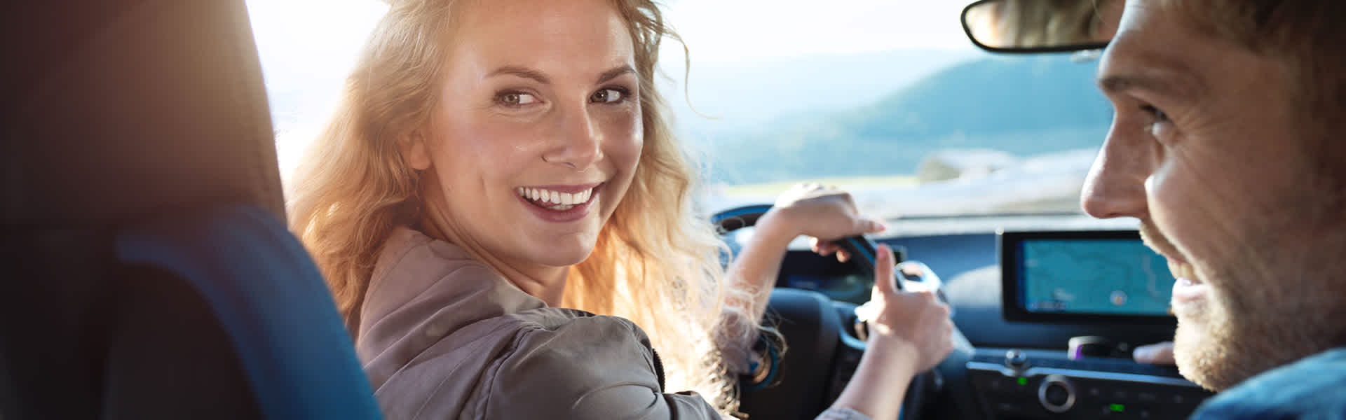 Paar fährt mit E-Auto