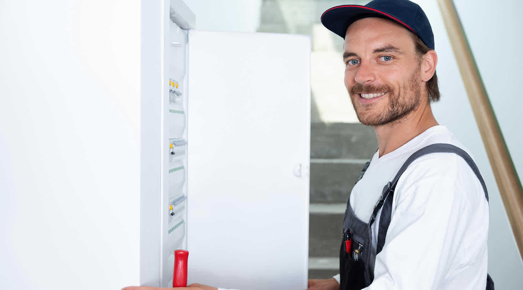 Handwerker am Stromkasten