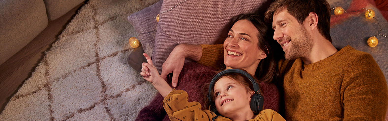 Paar glücklich zusammen auf Sofa