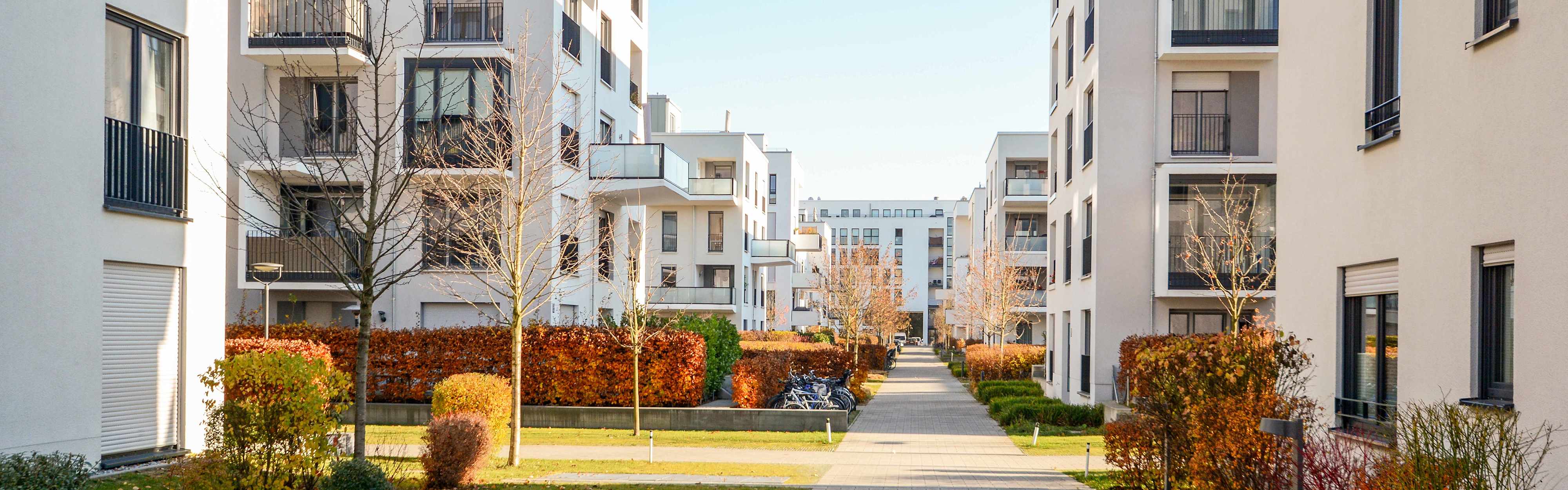 Moderne Wohnblocks mit Mehrfamilienhäusern
