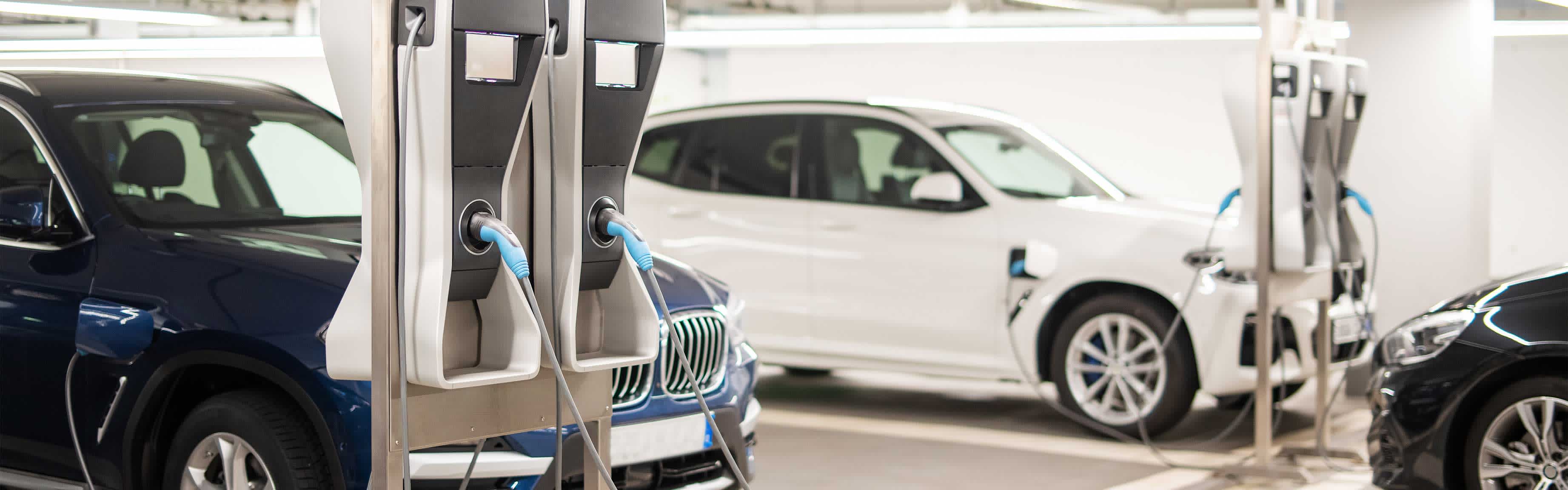 Ladende E-Autos in einer Tiefgarage