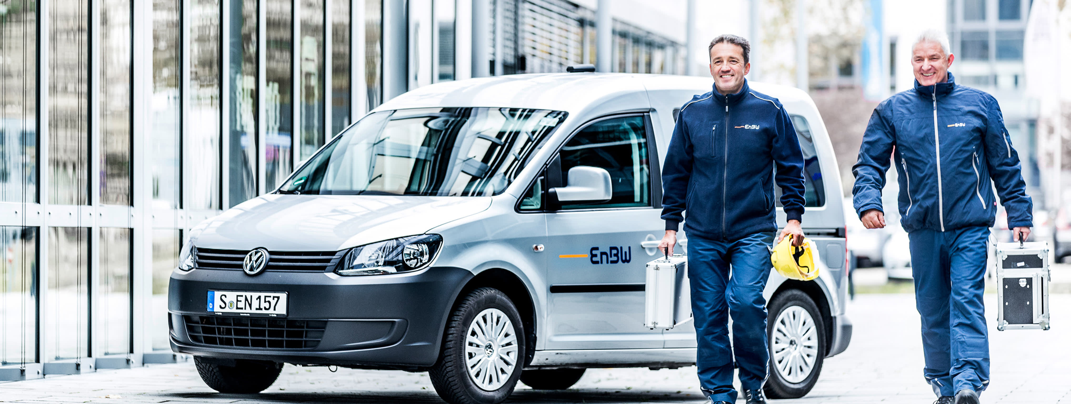EnBW-Mitarbeiter vor EnBW-Firmenwagen