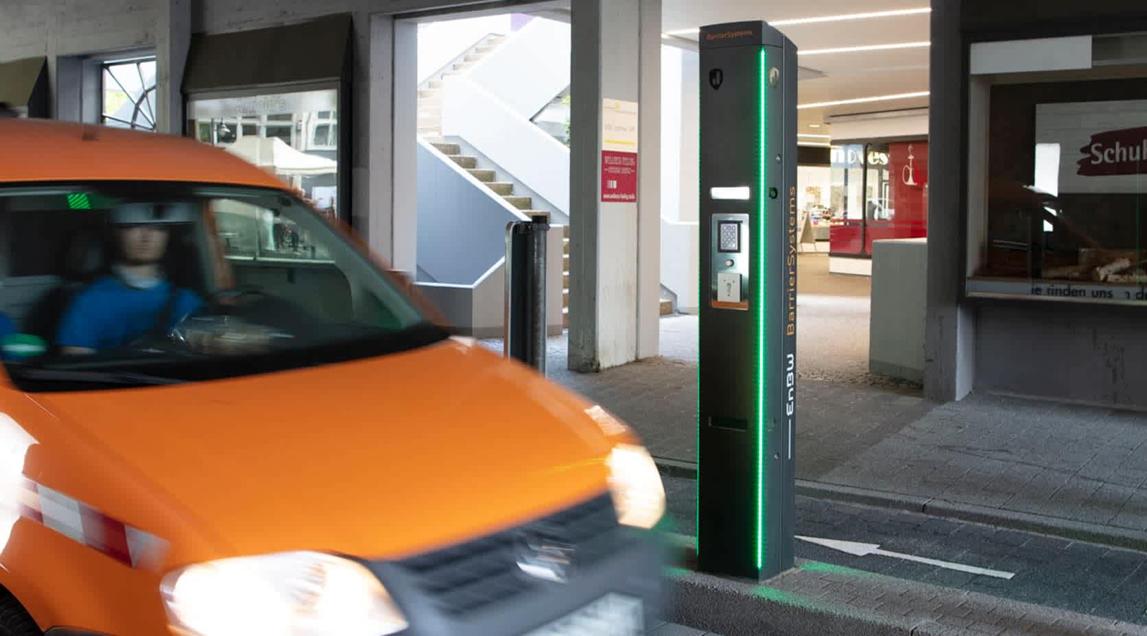 Ein Kommunalfahrzeug passiert eine Stele der EnBW BarrierSystems