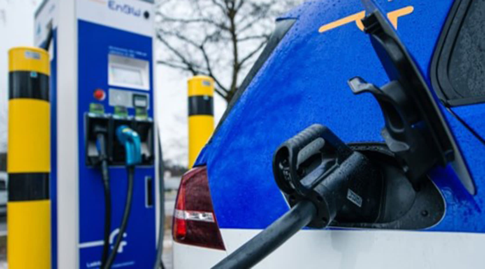 Elektroauto lädt an EnBW-Ladestation