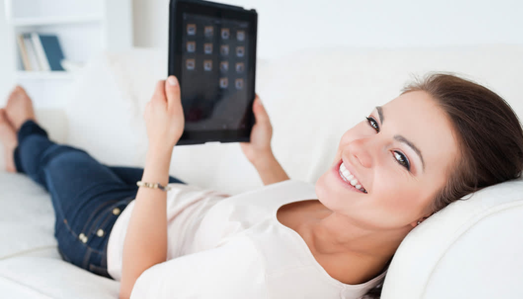 Frau auf Couch mit Tablet