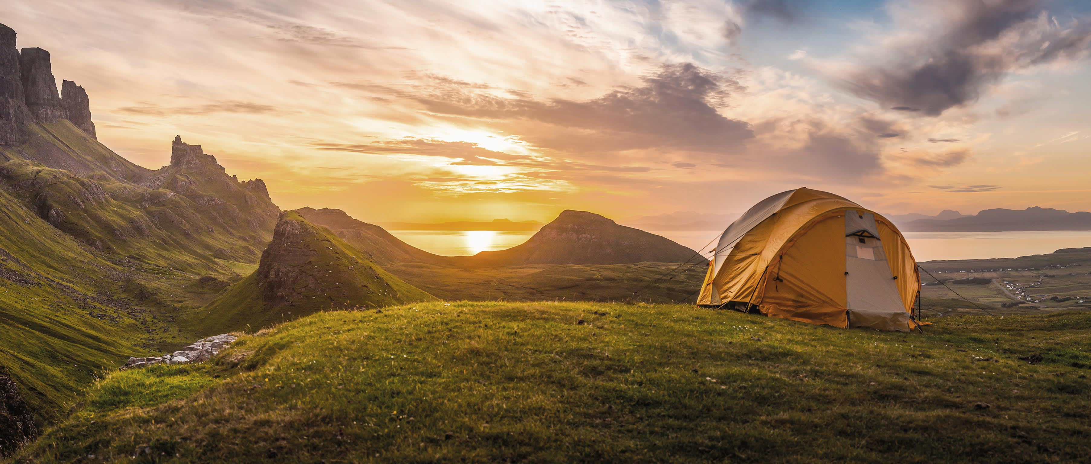 Zelt bei Sonnenuntergang vor Berglandschaft
