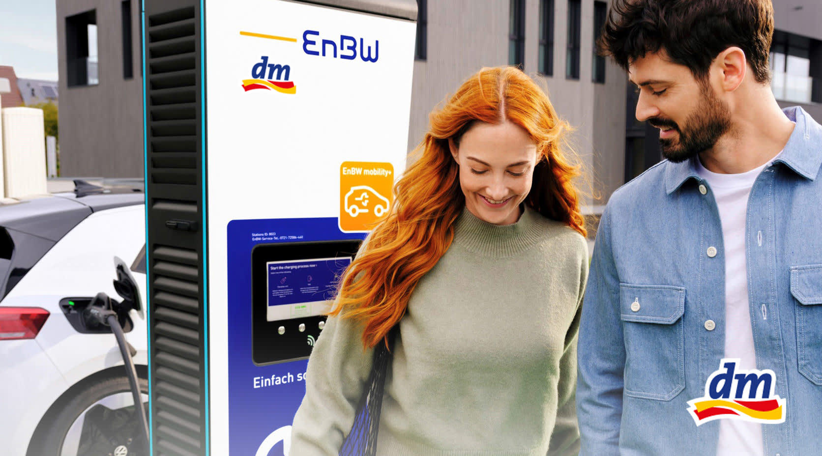 Jünges Paar lädt E-Auto während der Einkaufszeit auf