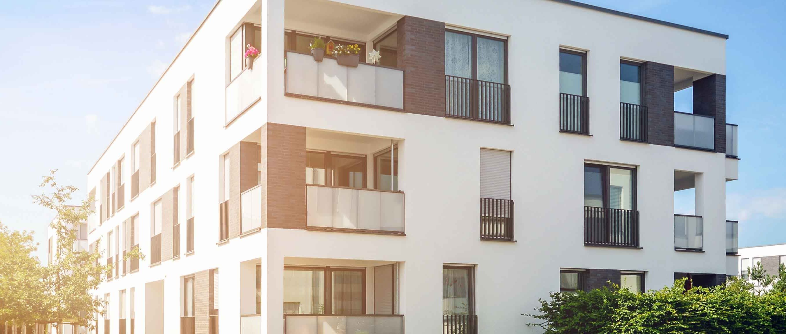 Moderne Wohnhäuser mit einer Parkanlage
