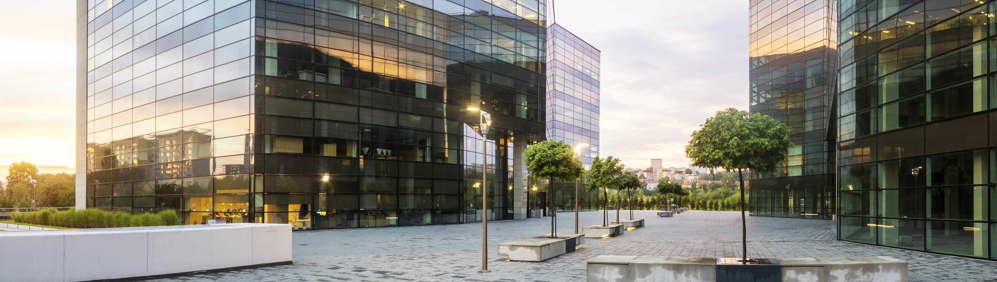 Moderne Bürogebäude in der abendlichen Dämmerung